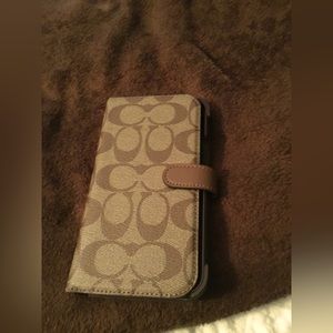 Coach iphone 13 Pro Folio In Signature Canvas